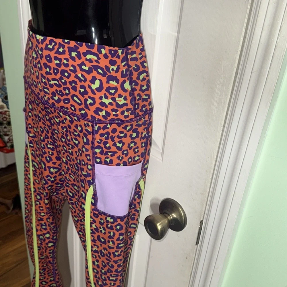 Peloton x Brittany Allen Neon Leopard Print Sports Activewear Set Size Medium - Picture 8 of 15